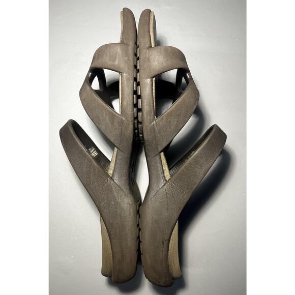 Crocs Sandals Cleo V Womens Size 8 Brown Strappy Slide Ring Detail Croslite - Picture 5 of 8